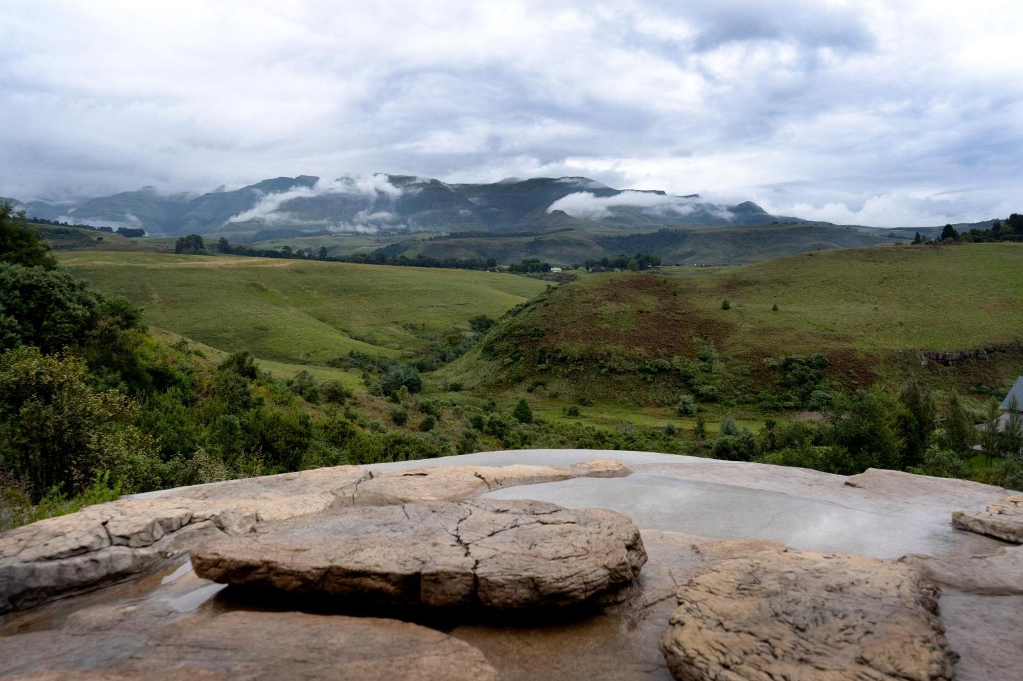 Dragonview Lodge Champagne Valley Bagian luar foto