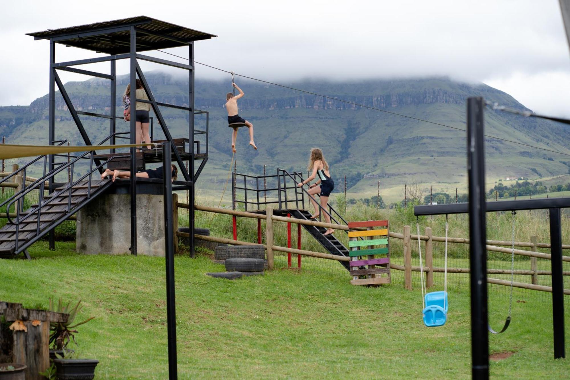 Dragonview Lodge Champagne Valley Bagian luar foto