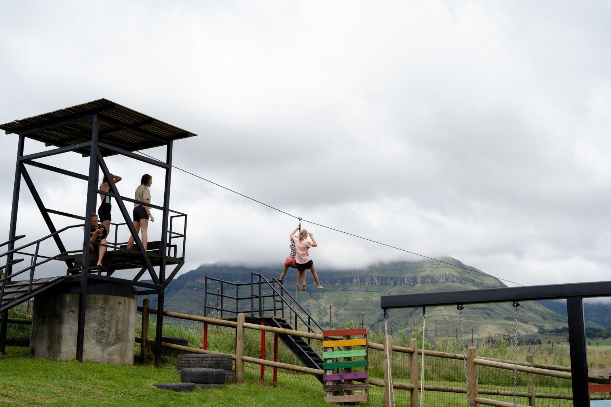 Dragonview Lodge Champagne Valley Bagian luar foto