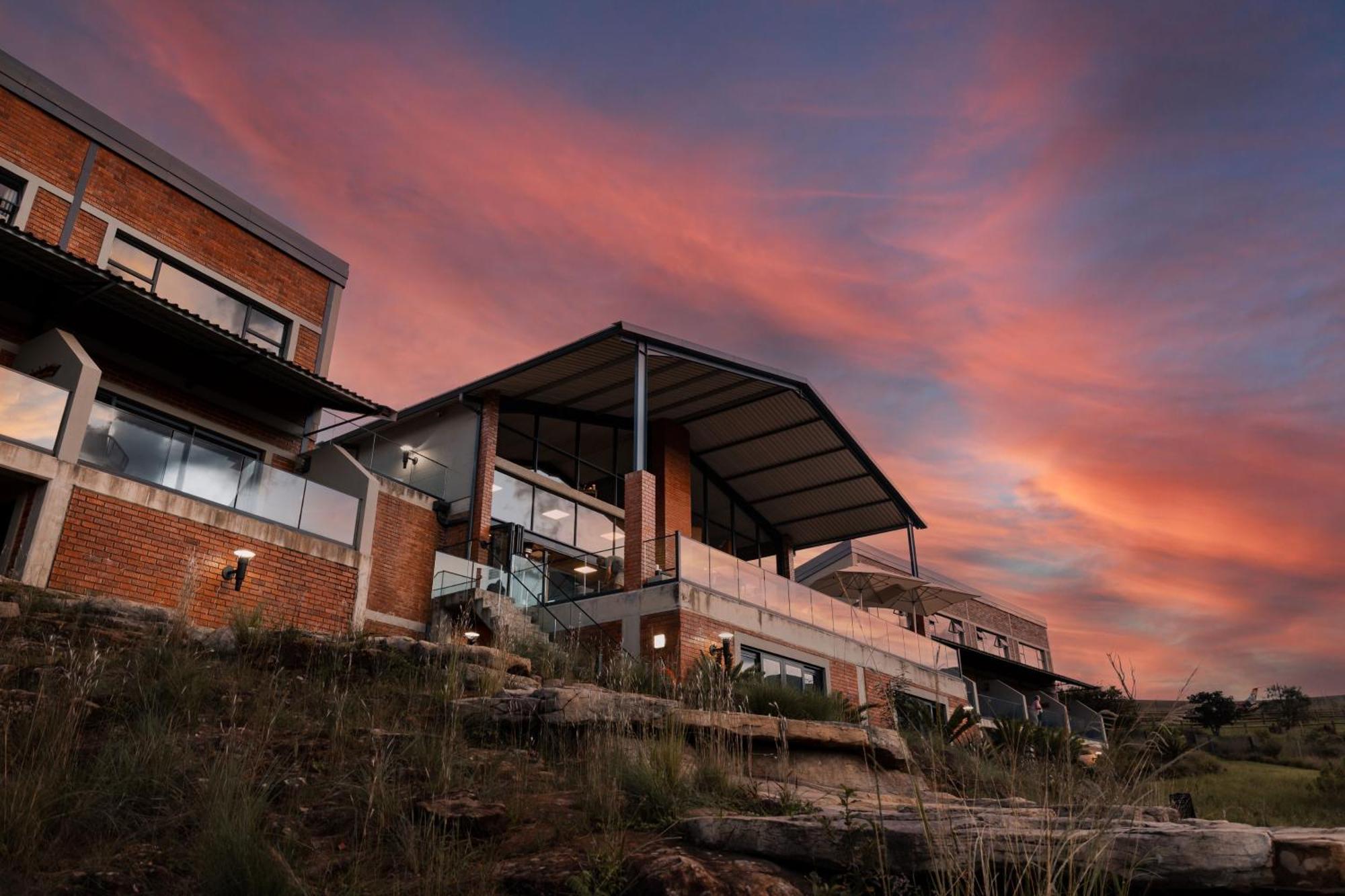 Dragonview Lodge Champagne Valley Bagian luar foto