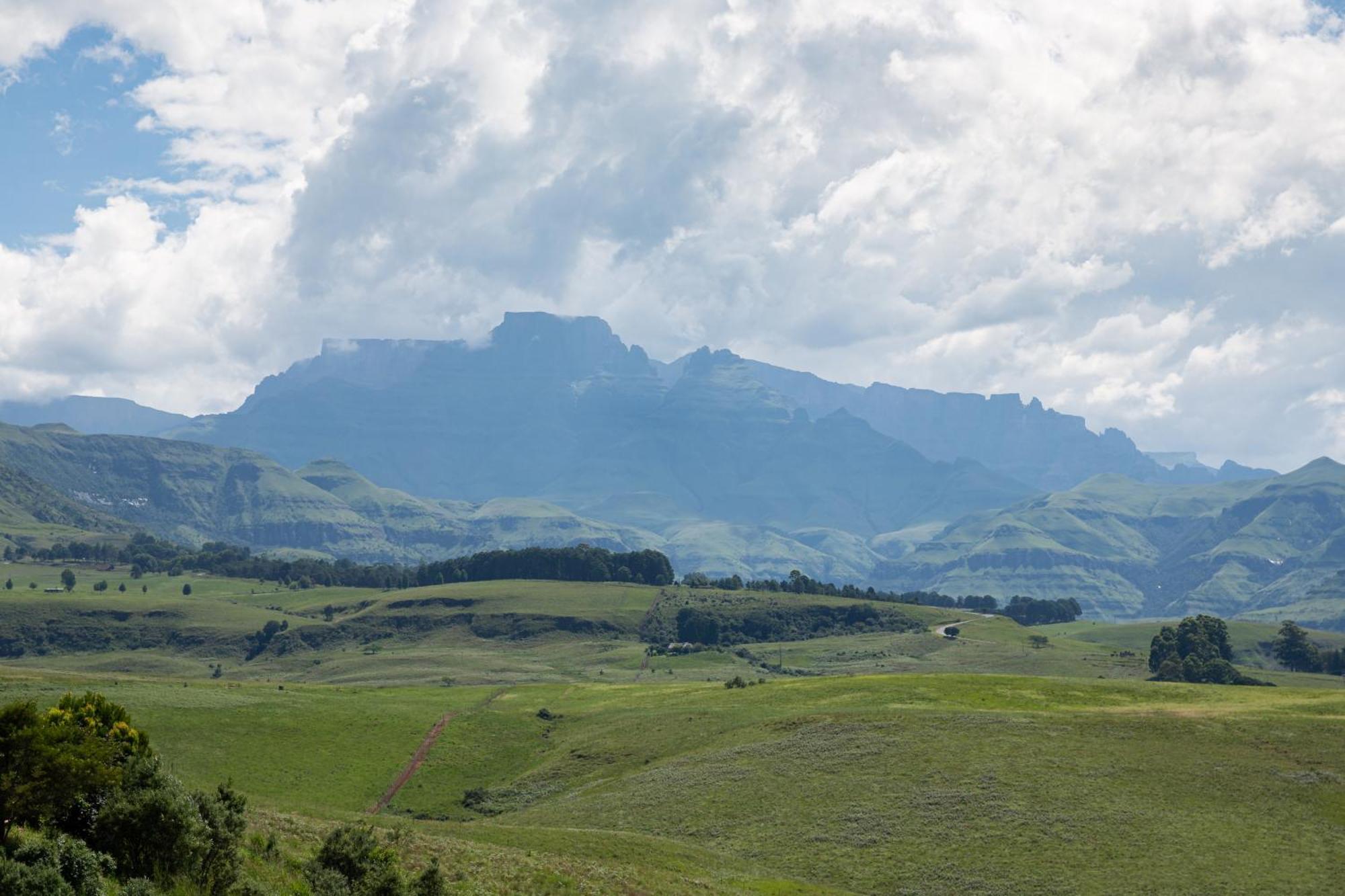 Dragonview Lodge Champagne Valley Bagian luar foto