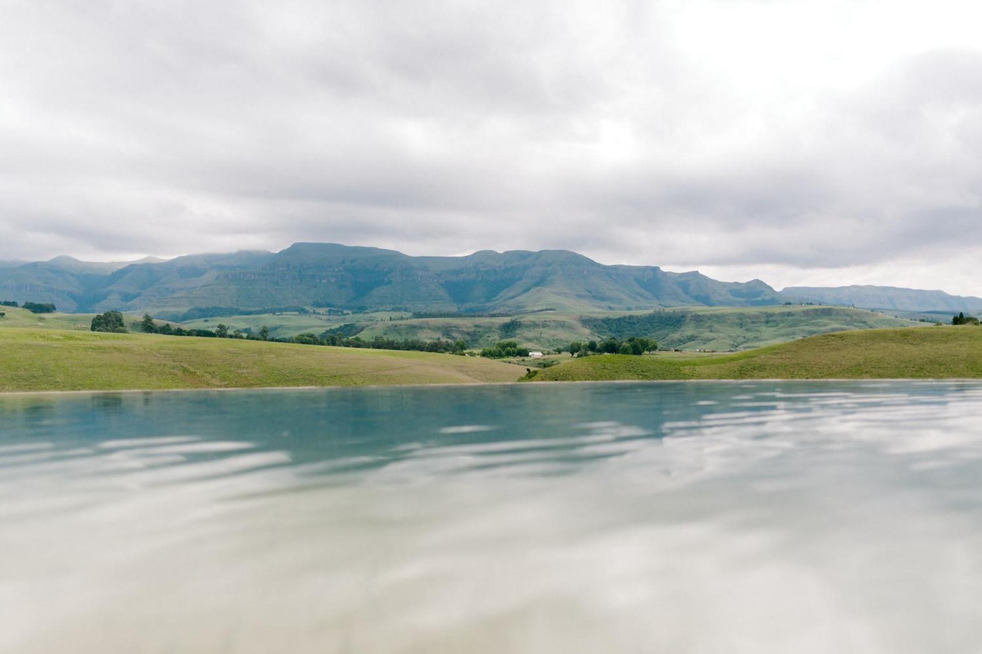 Dragonview Lodge Champagne Valley Bagian luar foto