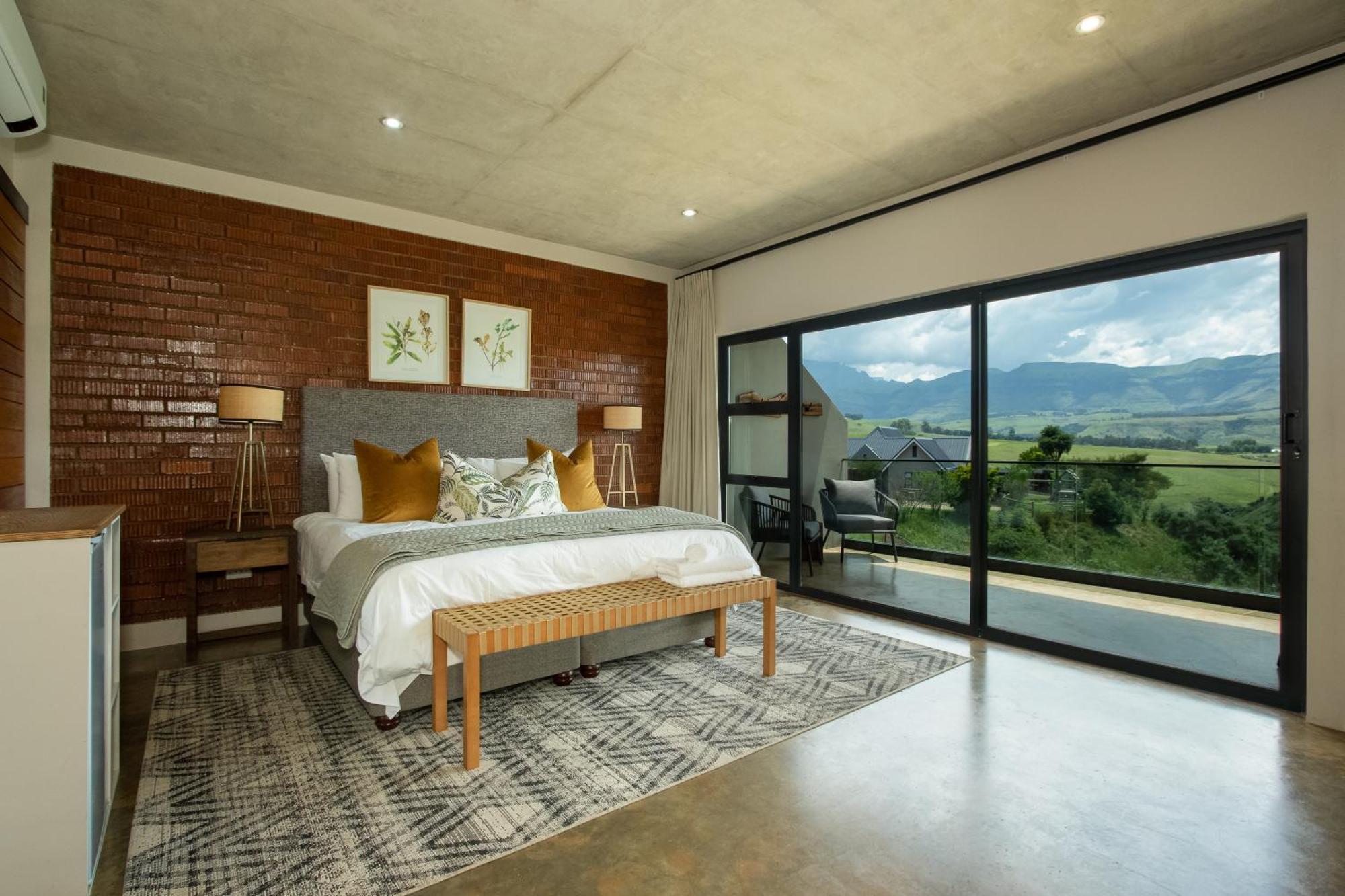 Dragonview Lodge Champagne Valley Bagian luar foto