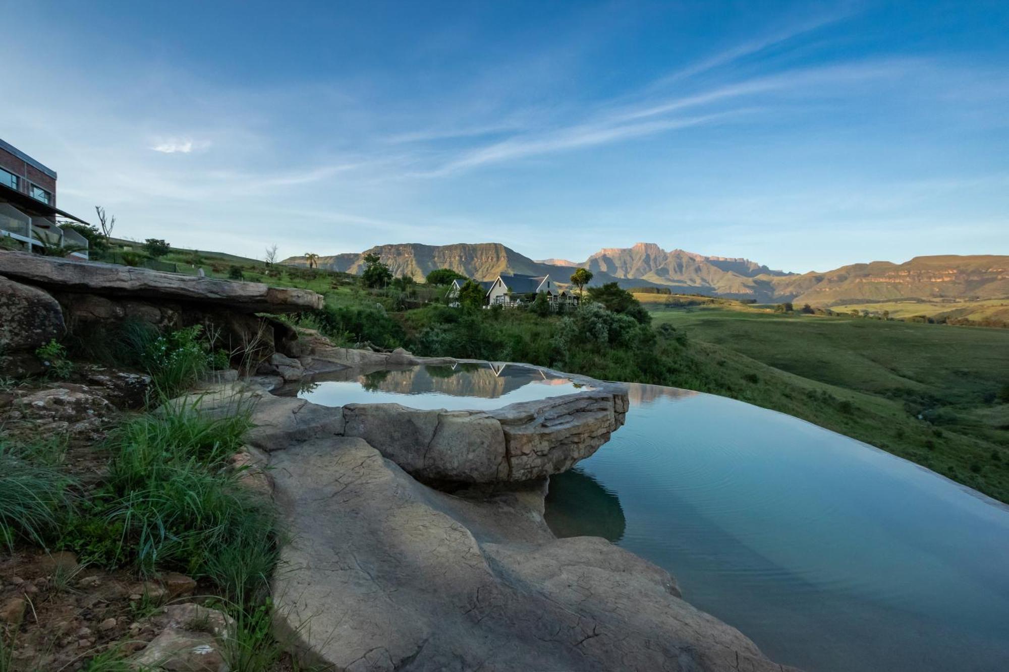 Dragonview Lodge Champagne Valley Bagian luar foto