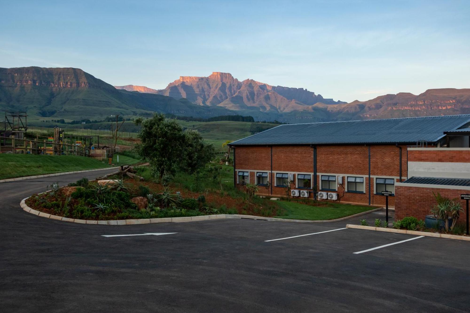 Dragonview Lodge Champagne Valley Bagian luar foto